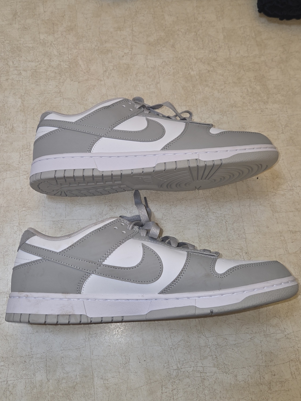 Nike Men's Size 11 Low-Top Athletic Shoes Gray and White